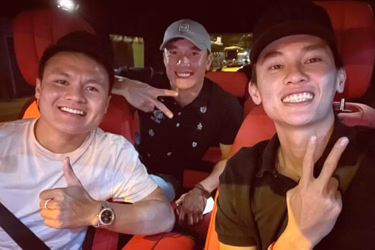 Ngoài những chiếc ôtô đắt tiền, Phan Công Khanh cũng là người chơi xe môtô phân khối lớn có tiếng trong giới trẻ thời gian qua.