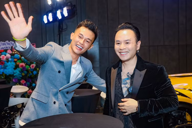 Tay buôn này cũng quen biết nhiều nghệ sĩ có tiếng trong showbiz Việt như Đàm Vĩnh Hưng, BinZ, Tuấn Hưng... và cả các cầu thủ nổi danh trong làng bóng đá như thủ môn Bùi Tiến Dũng, Quang Hải,...