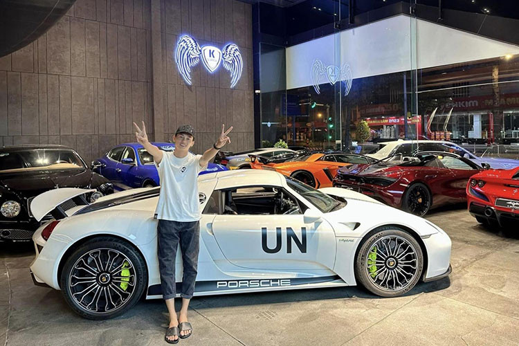 Ngoài ra, còn có loạt những cái tên nổi tiếng với giá trị hàng chục tỷ đồng như: Porsche 918 Spyder (khoảng 24 tỷ đồng), McLaren 720S Spider (khoảng 23 tỷ đồng), Ferrari F8 Tributo (khoảng 22 tỷ đồng) và rất nhiều chiếc Mercedes-AMG G63 với giá khoảng 13 tỷ đồng/chiếc...