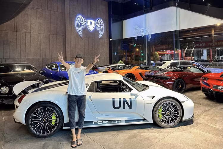 Ngoài ra, còn có loạt những cái tên nổi tiếng với giá trị hàng chục tỷ đồng như: Porsche 918 Spyder (khoảng 24 tỷ đồng), McLaren 720S Spider (khoảng 23 tỷ đồng), Ferrari F8 Tributo (khoảng 22 tỷ đồng) và rất nhiều chiếc Mercedes-AMG G63 với giá khoảng 13 tỷ đồng/chiếc...