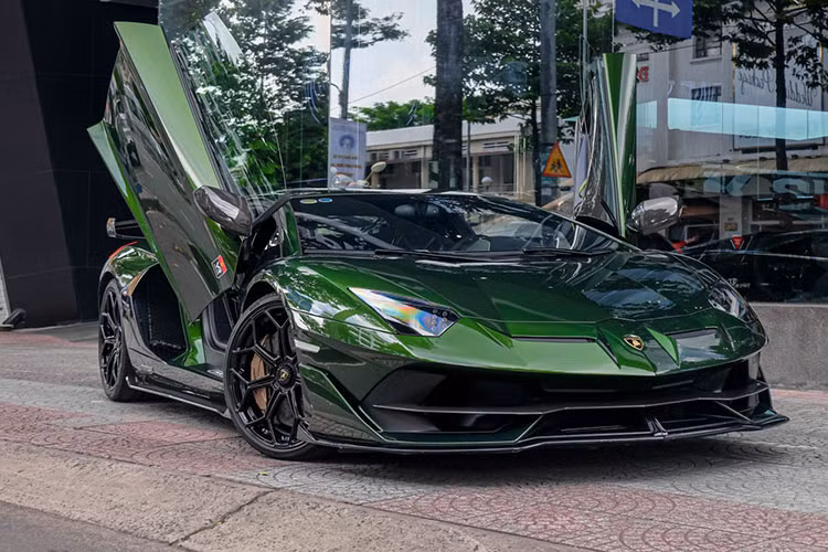Tiếp đến là chiếc Lamborghini Aventador Roadster có giá trị ước tính khi về Việt Nam là khoảng 30 tỷ đồng đã được Phan Công Khanh chia sẻ trên trang cá nhân hồi đầu năm 2023.