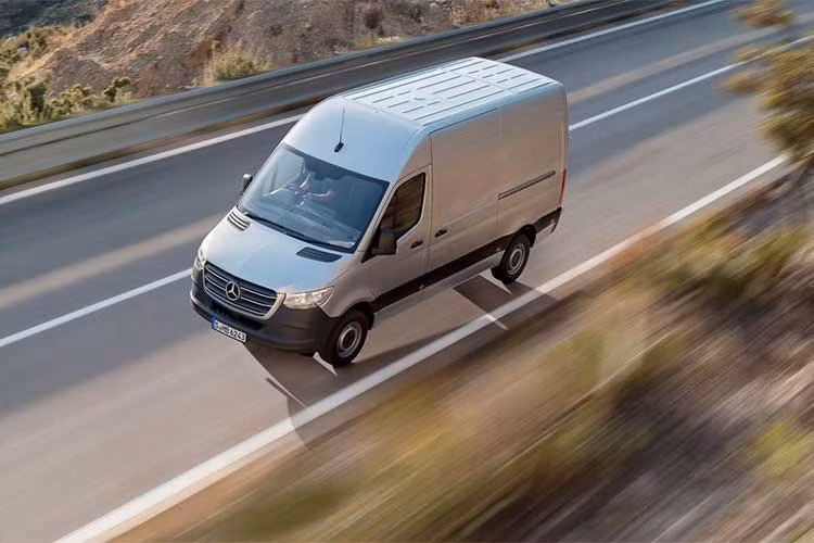 Dự kiến những chiếc Mercedes Sprinter phiên bản 2019 mới đầu tiên sử dụng động cơ đốt trong sẽ được trao tay khách hàng vào tháng 6/2018. Phiên bản chạy điện eSprinter sẽ mở bán vào năm 2019 tới.
