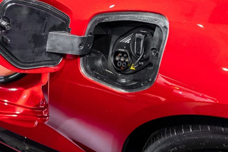 Phiên bản mạnh nhất của MG Cyberster sẽ có thêm mô-tơ điện trên cầu trước với công suất tối đa 201 mã lực. Công suất tổng cộng của phiên bản dẫn động 4 bánh AWD là 536 mã lực và mô-men xoắn cực đại 725 Nm. Sức mạnh này đủ để mẫu xe thể thao Trung Quốc tăng tốc từ 0-100 km/h trong thời gian chỉ 3,2 giây.