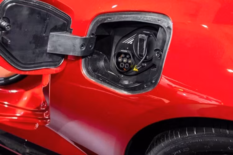 Phiên bản mạnh nhất của MG Cyberster sẽ có thêm mô-tơ điện trên cầu trước với công suất tối đa 201 mã lực. Công suất tổng cộng của phiên bản dẫn động 4 bánh AWD là 536 mã lực và mô-men xoắn cực đại 725 Nm. Sức mạnh này đủ để mẫu xe thể thao Trung Quốc tăng tốc từ 0-100 km/h trong thời gian chỉ 3,2 giây.