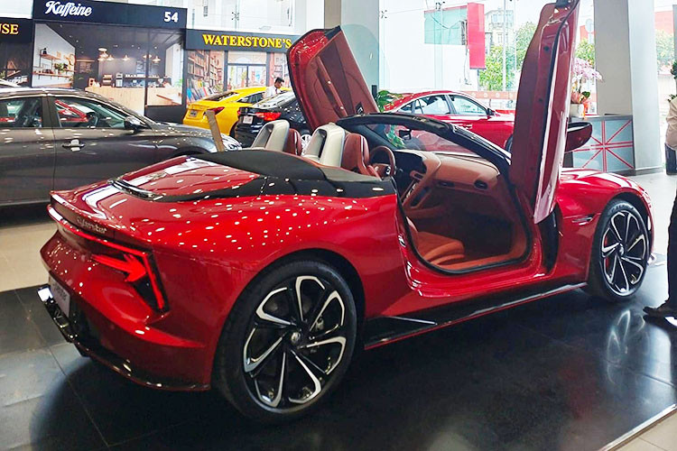 MG Cyberster còn dùng 2 loại pin có dung lượng 64 kWh và 77 kWh. Nhờ đó, 3 phiên bản của xe có quãng đường di chuyển sau khi sạc đầy pin là 201 km, 520 km và 580 km, theo chu trình thử nghiệm CLTC tại Trung Quốc.