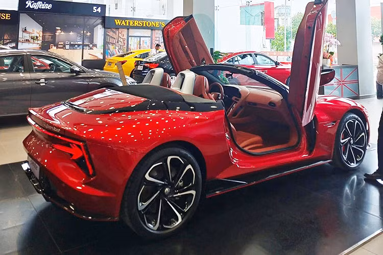 MG Cyberster còn dùng 2 loại pin có dung lượng 64 kWh và 77 kWh. Nhờ đó, 3 phiên bản của xe có quãng đường di chuyển sau khi sạc đầy pin là 201 km, 520 km và 580 km, theo chu trình thử nghiệm CLTC tại Trung Quốc.