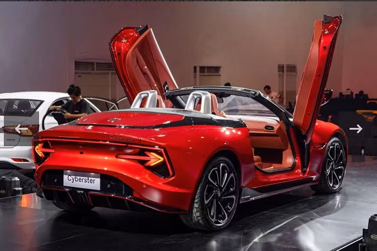So với phiên bản xe ý tưởng, MG Cyberster thể thao chạy điện hoàn toàn mới chỉ thay đổi nhẹ trong thiết kế ngoại thất để phù hợp với xe sản xuất hàng loạt, phần đầu xe gây ấn tượng bằng cặp đèn pha vuốt sắc cạnh, cản trước và hốc gió được tạo hình khá mạnh mẽ.