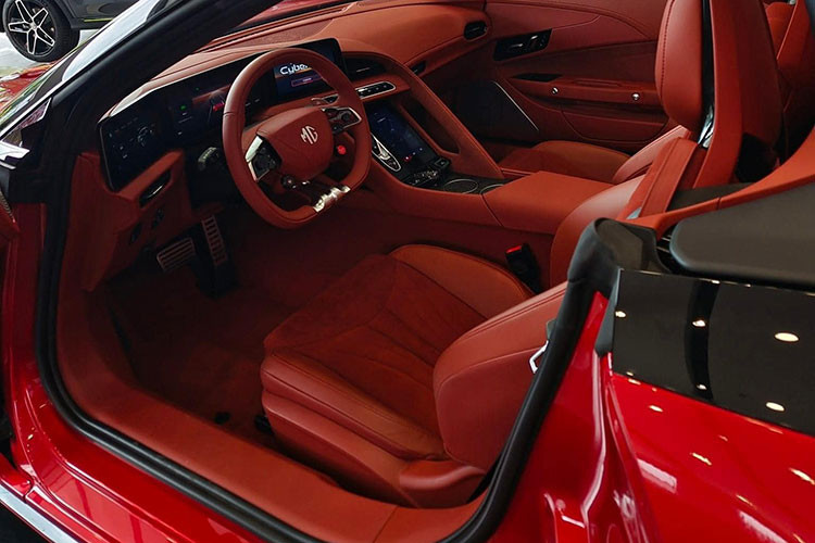 Bên trong nội thất, xe sử dụng vô-lăng có lẫy chuyển số bên trái và bên phải được sử dụng để điều khiển hệ thống thu hồi động năng và chế độ chuyển số tương ứng.