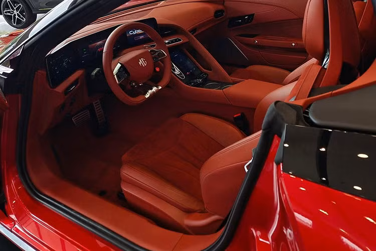 Bên trong nội thất, xe sử dụng vô-lăng có lẫy chuyển số bên trái và bên phải được sử dụng để điều khiển hệ thống thu hồi động năng và chế độ chuyển số tương ứng.