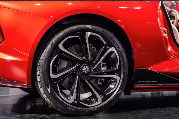 Tuy nhiên, điểm nhấn quan trọng nhất của xe thể thao mui trần MG Cyberster lại đến từ bộ cửa cắt kéo đẹp mắt như các siêu xe sử dụng động cơ V12 của Lamborghini. MG Cyberster sử dụng mui xếp mềm, dễ dàng đóng hoặc mở chỉ thông qua 1 nút bấm trong khoang lái.