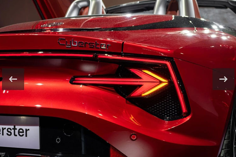 Chưa hết, đèn hậu của MG Cyberster 2024 mới phiên bản thương mại cũng tạo ấn tượng với người xem với dải đèn LED siêu mỏng, trải dài hết đuôi xe, phía dưới còn có đèn xi-nhan hình mũi tên.