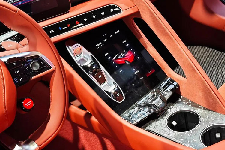 MG Cyberster sẽ có tổng cộng 3 phiên bản với điểm chung là sử dụng hệ truyền động điện, đầu tiên là bản thấp nhất có mô-tơ điện đơn nằm trên cầu sau với công suất tối đa 309 mã lực, tiếp đến vẫn được trang bị 1 mô-tơ điện nằm trên cầu sau nhưng công suất được tăng lên 335 mã lực.