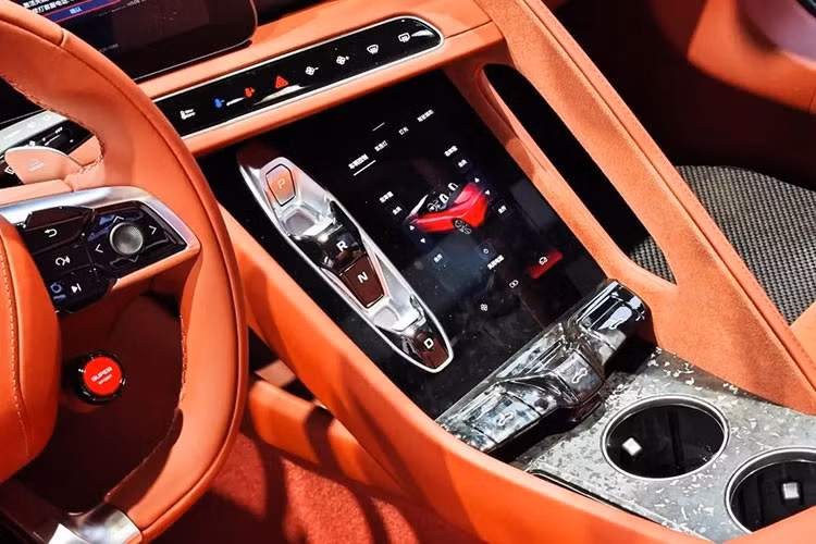 MG Cyberster sẽ có tổng cộng 3 phiên bản với điểm chung là sử dụng hệ truyền động điện, đầu tiên là bản thấp nhất có mô-tơ điện đơn nằm trên cầu sau với công suất tối đa 309 mã lực, tiếp đến vẫn được trang bị 1 mô-tơ điện nằm trên cầu sau nhưng công suất được tăng lên 335 mã lực.