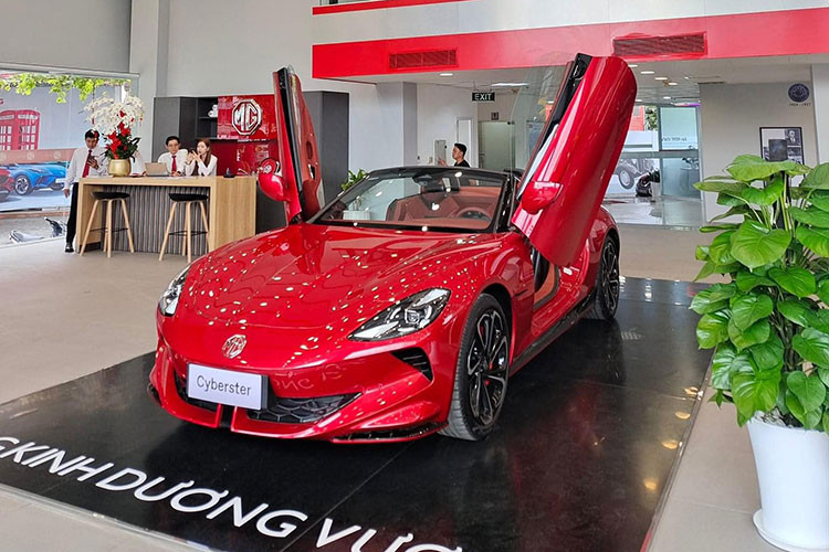 Được biết, MG Cyberster sẽ chính thức bán ra tại thị trường Vương quốc Anh và Châu Âu vào mùa hè năm 2024, giá xe MG Cyberster 2024 dự kiến từ 55.000 bảng Anh, tương đương 1,6 tỷ đồng cho bản 1 động cơ và từ 65.000 bảng Anh, tương đương 1,9 tỷ đồng cho bản động cơ kép, mức giá này tương đương với BMW Z4.