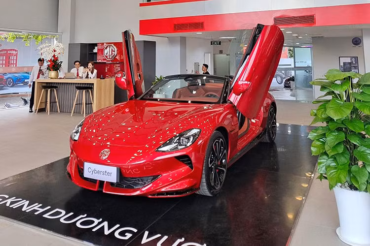 Được biết, MG Cyberster sẽ chính thức bán ra tại thị trường Vương quốc Anh và Châu Âu vào mùa hè năm 2024, giá xe MG Cyberster 2024 dự kiến từ 55.000 bảng Anh, tương đương 1,6 tỷ đồng cho bản 1 động cơ và từ 65.000 bảng Anh, tương đương 1,9 tỷ đồng cho bản động cơ kép, mức giá này tương đương với BMW Z4.