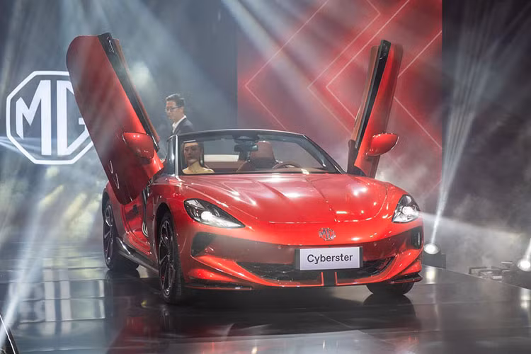 Việt Nam là thị trường Đông Nam Á đầu tiên được hãng MG chọn lựa để giới thiệu chiếc xe thể thao đầu tay của mình, mẫu Cyberster đã từng được giới thiệu lần đầu trên thế giới vào tháng 4 năm nay. Xe điện MG Cyberster 2024 có thiết kế khá bắt mới với cửa cắt kéo như siêu xe Lamborghini cùng nhiều công nghệ hiện đại.
