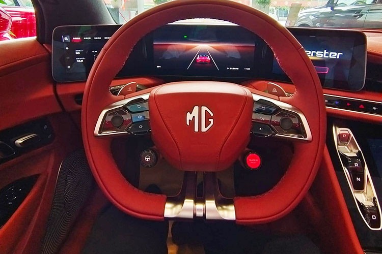 Ghế xe đậm chất thể thao trông rất lôi cuốn. Đồng thời, theo tuyên bố chính thức, bảng điều khiển của MG Cyberster được làm bằng sợi carbon nghiền và với ghế thể thao hình chữ Y.