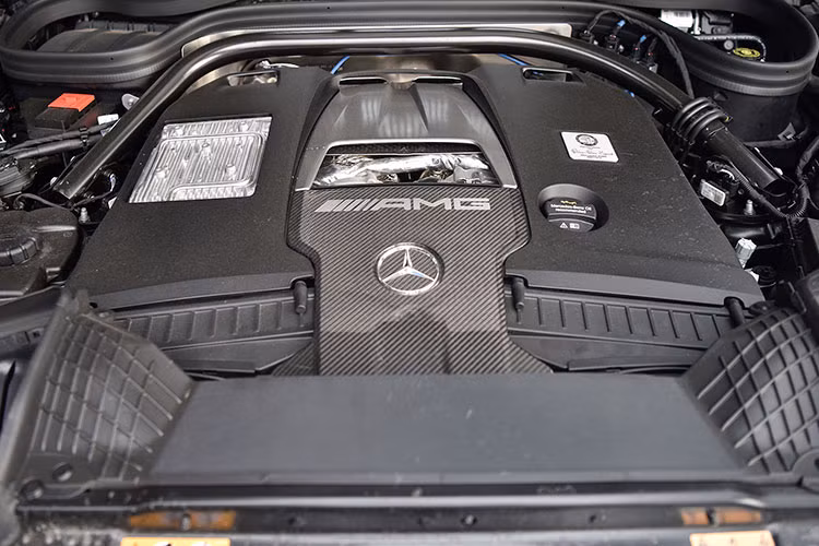 Ở hệ truyền động, SUV hạng sang Mercedes-AMG G63 Edition 1 của Chủ tịch tập đoàn Mường Thanh vẫn sử dụng động cơ xăng V8, tăng áp kép, dung tích 4.0 lít, sản sinh công suất tối đa 577 mã lực và mô-men xoắn cực đại 850 Nm tại dải tua máy 2.500 - 3.500 vòng/phút.