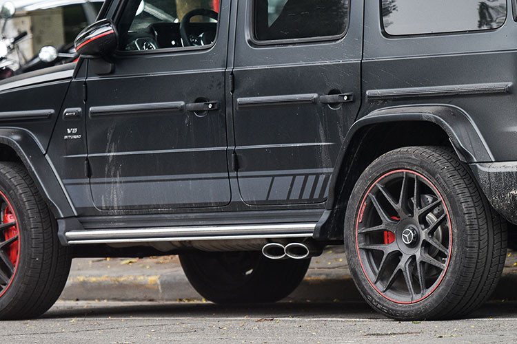 Chiếc SUV hạng sang Mercedes-AMG G63 của ông Lê Thanh Thản có ngoại thất sơn màu đen cùng với đó là việc xe thuộc bản Edition 1 nên có bộ tem AMG bên sườn và vỏ gương màu đen hay la-zăng 7 chấu kép sơn màu đen nhám có viền đỏ.