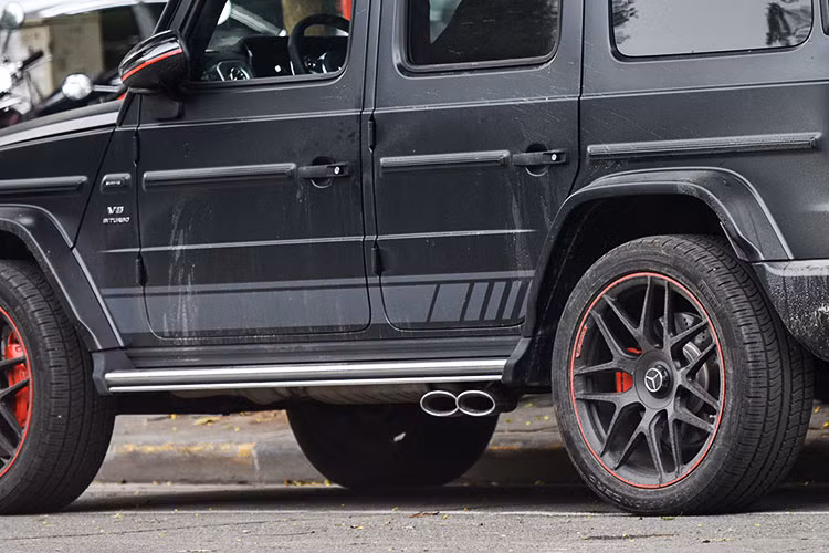 Chiếc SUV hạng sang Mercedes-AMG G63 của ông Lê Thanh Thản có ngoại thất sơn màu đen cùng với đó là việc xe thuộc bản Edition 1 nên có bộ tem AMG bên sườn và vỏ gương màu đen hay la-zăng 7 chấu kép sơn màu đen nhám có viền đỏ.