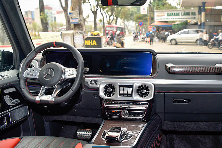 Về nội thất, khoang cabin của Mercedes-AMG G63 của đại gia điếu cày - Lê Thanh Thản được đánh giá là rất hiện đại, không thua kém bất kỳ mẫu xe hạng sang mới nhất nào của Mercedes. Chất liệu da cao cấp được sử dụng nhiều hơn đi kèm nhiều công nghệ hàng đầu hiện nay...
