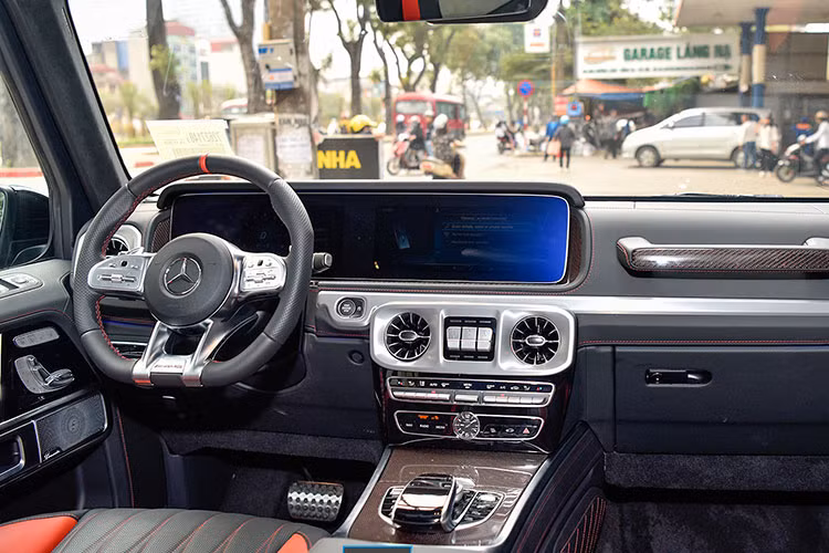 Về nội thất, khoang cabin của Mercedes-AMG G63 của đại gia điếu cày - Lê Thanh Thản được đánh giá là rất hiện đại, không thua kém bất kỳ mẫu xe hạng sang mới nhất nào của Mercedes. Chất liệu da cao cấp được sử dụng nhiều hơn đi kèm nhiều công nghệ hàng đầu hiện nay...