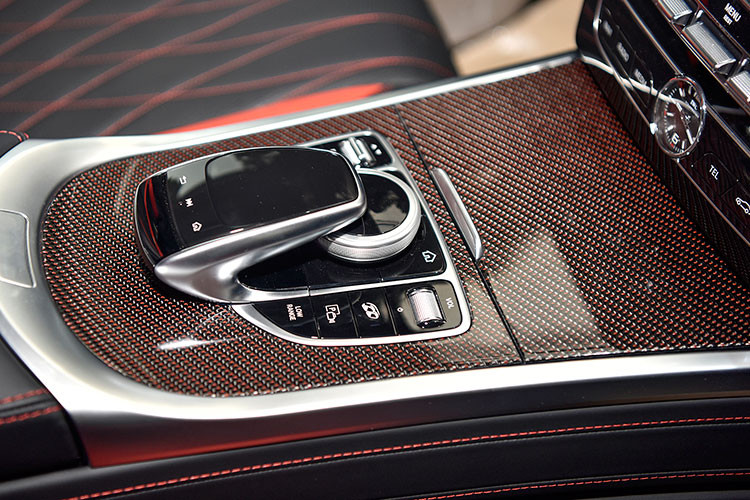 Một số trang bị nổi bật khác gồm hệ thống âm thanh Burmester, cửa sổ trời chỉnh điện, gói ghế ngồi chỉnh đa hướng chủ động Active Multicontour Seat tích hợp chức năng sưởi ấm, chỉnh điện và ghi nhớ 3 vị trí, điều hòa tự động ba vùng, cửa sổ trời, hệ thống định vị cao cấp Comand Online, hệ thống âm thanh và hệ thống camera 360 độ. 