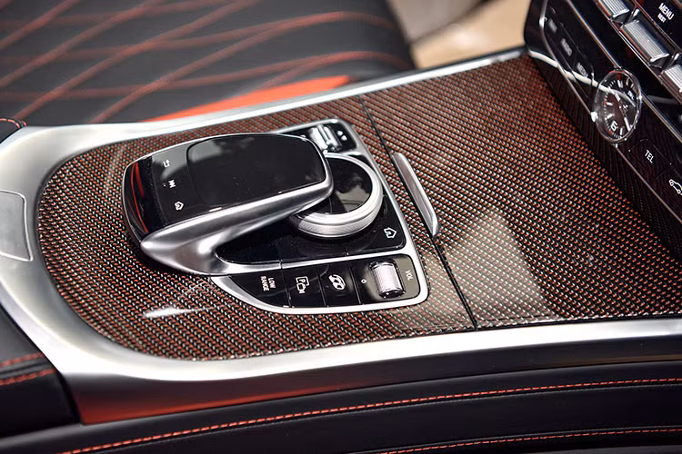 Một số trang bị nổi bật khác gồm hệ thống âm thanh Burmester, cửa sổ trời chỉnh điện, gói ghế ngồi chỉnh đa hướng chủ động Active Multicontour Seat tích hợp chức năng sưởi ấm, chỉnh điện và ghi nhớ 3 vị trí, điều hòa tự động ba vùng, cửa sổ trời, hệ thống định vị cao cấp Comand Online, hệ thống âm thanh và hệ thống camera 360 độ. 