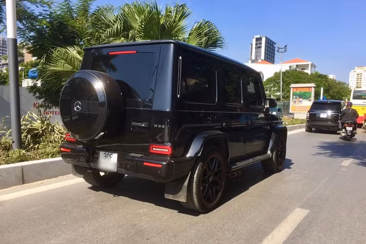 Sức mạnh của động cơ được truyền tới bánh thông qua hộp số tự động 9 cấp mới nhất của hãng Mercedes-Benz, nhờ đó, Mercedes-AMG G63 Edition 1 có thể tăng tốc từ vị trí xuất phát lên 100 km/h chỉ trong thời gian 4,5 giây trước khi đạt vận tốc tối đa 220 km/h.