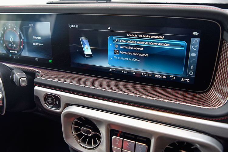 Ngoài ra vị chủ tịch Mường Thanh có thể thoải mái tận tưởng chuyến đi kể cả khi on-road hay off-road... xe cũng được trang bị màn hình đôi Widescreen Cockpit 12.3 inch, lỗ thông gió điều hoà kiểu tuabin, hệ thống đèn viền nội thất 64 tùy chọn màu sắc. Đặc biệt, gói trang bị carbon với vân đỏ đẹp mắt chính là một trong những điểm ấn tượng.