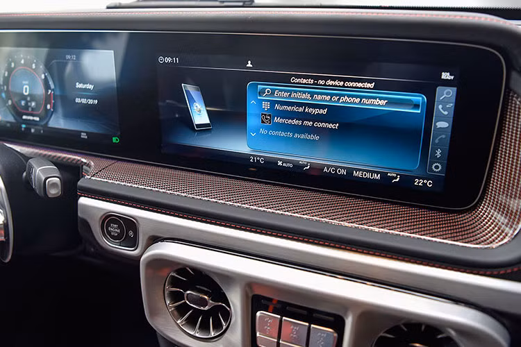 Ngoài ra vị chủ tịch Mường Thanh có thể thoải mái tận tưởng chuyến đi kể cả khi on-road hay off-road... xe cũng được trang bị màn hình đôi Widescreen Cockpit 12.3 inch, lỗ thông gió điều hoà kiểu tuabin, hệ thống đèn viền nội thất 64 tùy chọn màu sắc. Đặc biệt, gói trang bị carbon với vân đỏ đẹp mắt chính là một trong những điểm ấn tượng.