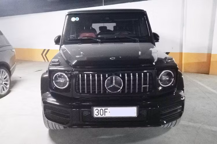 Trong hầm đỗ xe của tập đoàn Mường Thanh Hà Nội hiện có khoảng gần 10 chiếc xe siêu sang, xe sang và dàn xe SUV chuyên phục vụ ông Lê Thanh Thản. Một trong số các mẫu xe nổi bật là chiếc SUV "vạn người mê" là Mercedes-AMG G63 Edition 1 hạng sang có giá lăn bánh trên 15 tỷ đồng. 