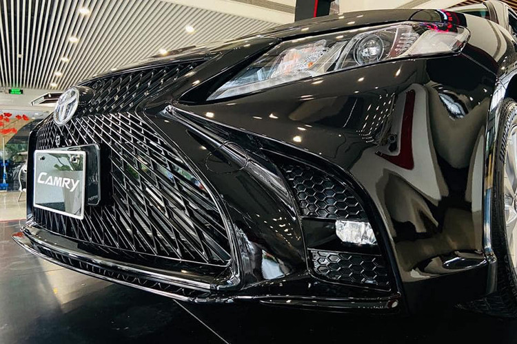 Kết hợp với các đường gân nổi trên nắp capo và các nếp gấp sắc sảo quanh lưới tản nhiệt phong cách xe sang Lexus mới, chiếc chiếc Toyota Camry 2020 phiên bản 2.0G này mang đến tổng thể diện mạo khỏe khoắn và sang trọng hơn hẳn.