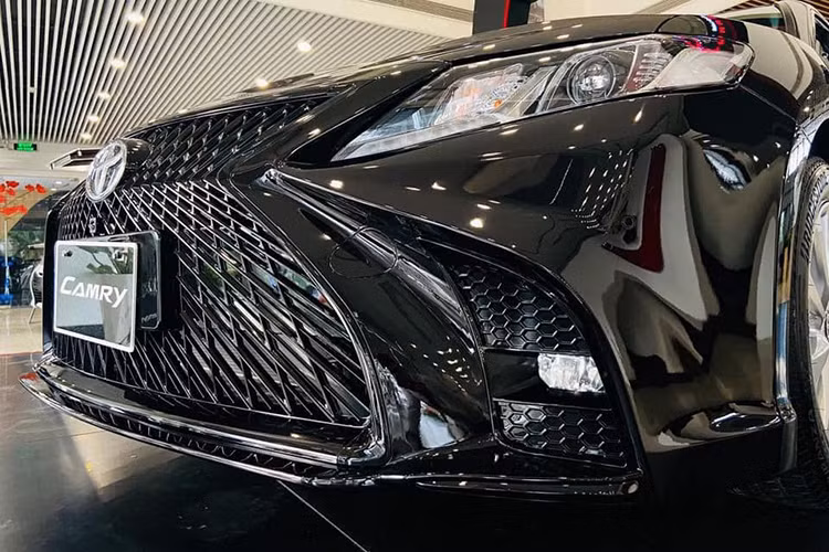 Kết hợp với các đường gân nổi trên nắp capo và các nếp gấp sắc sảo quanh lưới tản nhiệt phong cách xe sang Lexus mới, chiếc chiếc Toyota Camry 2020 phiên bản 2.0G này mang đến tổng thể diện mạo khỏe khoắn và sang trọng hơn hẳn.