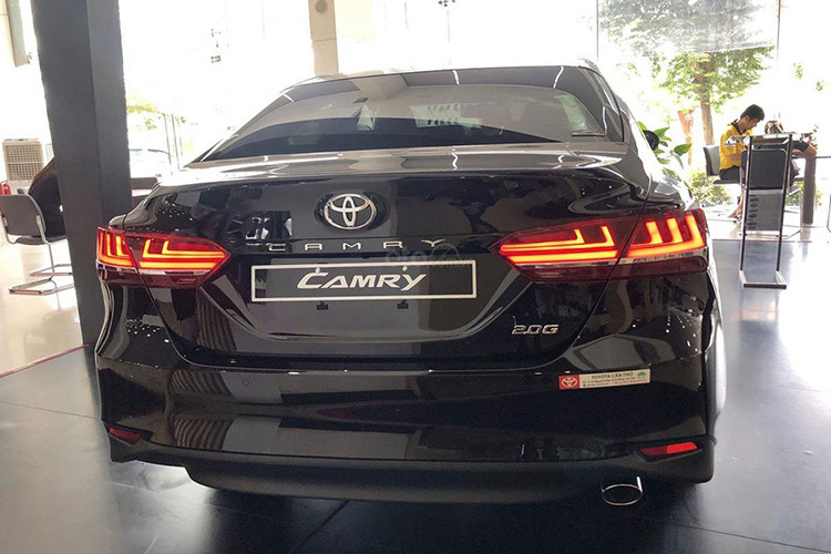 Ngoài phần đầu, thân xe và bộ mâm vẫn được giữ nguyên đường nét của Toyota Camry với bộ mâm đa chấu màu bạc, viền cửa sổ chrome, tay nắm cửa mạ chrome, gương chiếu hậu gập/chỉnh điện và tích hợp đèn báo rẽ...