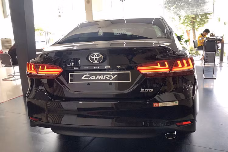 Ngoài phần đầu, thân xe và bộ mâm vẫn được giữ nguyên đường nét của Toyota Camry với bộ mâm đa chấu màu bạc, viền cửa sổ chrome, tay nắm cửa mạ chrome, gương chiếu hậu gập/chỉnh điện và tích hợp đèn báo rẽ...