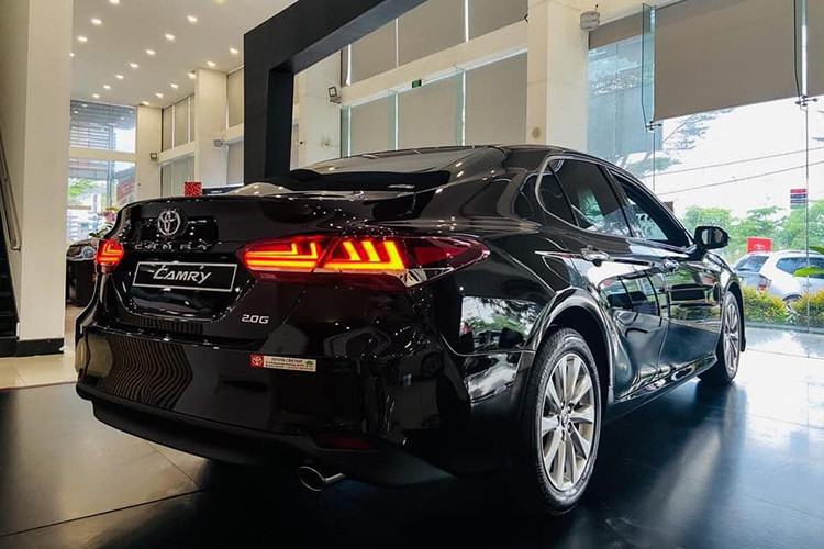 Các trang bị nổi bật trên xe có thể kể đến 3 loại màn hình cụm đồng hồ 7 inch sau vô lăng, màn hình 10 inch HUD hiển thị trên kính lái, màn hình 8 inch cảm ứng trung tâm), điều hòa 3 vùng độc lập, lẫy chuyển số trên vô lăng, hệ thống giải trí T-Connect Telematics, hệ thống âm thanh 9 loa, các cổng sạc USB,...