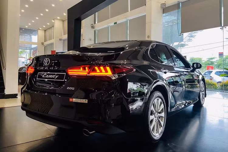 Các trang bị nổi bật trên xe có thể kể đến 3 loại màn hình cụm đồng hồ 7 inch sau vô lăng, màn hình 10 inch HUD hiển thị trên kính lái, màn hình 8 inch cảm ứng trung tâm), điều hòa 3 vùng độc lập, lẫy chuyển số trên vô lăng, hệ thống giải trí T-Connect Telematics, hệ thống âm thanh 9 loa, các cổng sạc USB,...