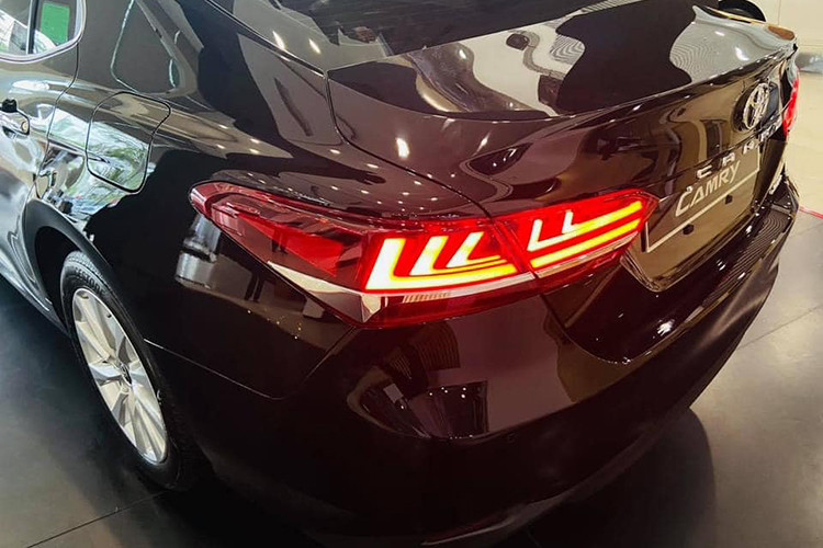 Cụm đèn hậu phía sau xe vẫn sở hữu kiểu dáng cũ nhưng giao diện đồ họa đã được tinh chỉnh tương tự mẫu xe sang Lexus LS 460, đồng thời bổ sung thêm một đường ốp chrome sáng thanh mảnh.