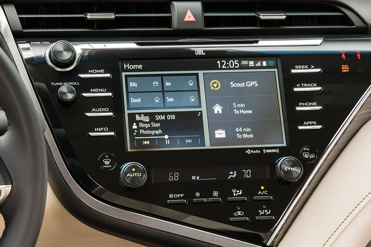 Toyota Camry 2020 đang bán tại Việt Nam hiện đang sở hữu 2 tùy chọn động cơ, gồm động cơ 2AR-FE loại 4 xy lanh thẳng hàng, DOHC với hệ thống phun xăng đa điểm, cho công suất 135 mã lực/mô-men xoắn 235 Nm (bản 2.5Q) và động cơ 6AR-FSE, loại 4 xy lanh thẳng hàng, DOHC với hệ thống phun xăng trực tiếp, cho công suất 123 mã lực/mô-men xoắn cực đại 199 Nm (bản 2.0G).