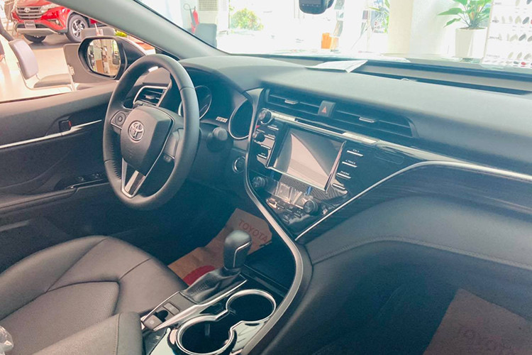 Chiếc Toyota Camry trong bài sẽ dành cho những người đam mê phong cách thiết kế của Lexus hoặc mong muốn sở hữu chiếc sedan hạng D với ngoại hình mạnh mẽ hơn. Hiện tại, Toyota Camry là mẫu xe có tình hình kinh doanh tốt nhất phần khúc hạng D tại thị trường ôtô Việt, cạnh tranh với các đối thủ Mazda 6, Kia Optima hay Honda Accord.