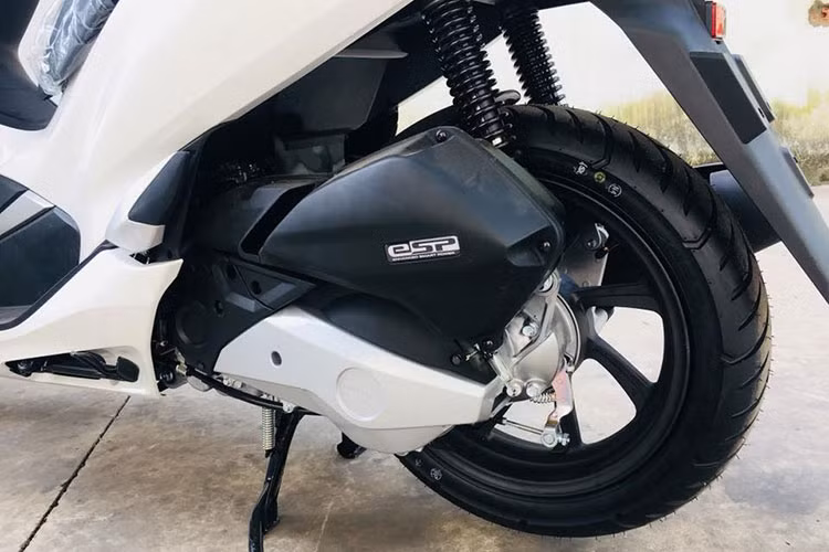PCX mới sở hữu khối động cơ eSP, làm mát bằng dung dịch cùng những công nghệ tiên tiến như hệ thống phun xăng điện tử PGM FI, hệ thống dừng động cơ tạm thời Idling Stop, hệ thống khởi động ACG. Ngoài duy trì phiên bản 125cc như hiện tại, Honda Việt Nam còn đưa ra thị trường phiên bản PCX mới với động cơ eSP 150cc.