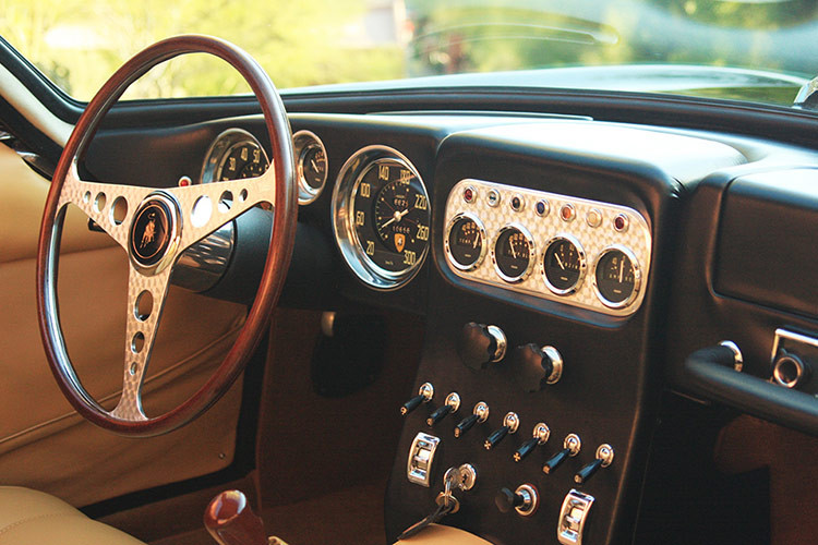 Thân xe được Carrozzeria Touring thiết kế lại, giữ nguyên hình dáng ban đầu đồng thời làm sạch các chi tiết của thiết kế để mang lại vẻ ngoài gắn kết hơn. Đáng chú ý nhất là việc thay thế đèn pha xoay ẩn của nguyên mẫu bằng đèn pha cố định. Khi được trang bị cho 350 GTV, động cơ V12 3,5 lít do Bizzarrini thiết kế về cơ bản là một động cơ đua, có khả năng tạo ra công suất 400 mã lực tại 11.000 vòng / phút.