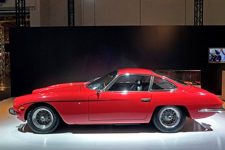 Khung và thân xe 350 GT đầu tiên được giao cho nhà máy Lamborghini vào ngày 9 tháng 3 năm 1964 được đặt tên là (Touring No. 17001). Cùng tháng đó, số 101 ra mắt tại triển lãm Geneva. 