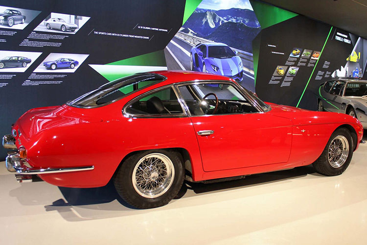 Chiếc 350 GT đầu tiên được giao cho khách hàng là số 104 (Touring No. 17004), được giao vào ngày 31/7/1964. Số 104 được trưng bày trong tình trạng nguyên vẹn tại Sinsheim Technical Museum. Mặc dù mục tiêu ban đầu là sản xuất 10 ô tô mỗi tuần nhưng chưa đến 25 chiếc được giao cho khách hàng vào năm 1964.