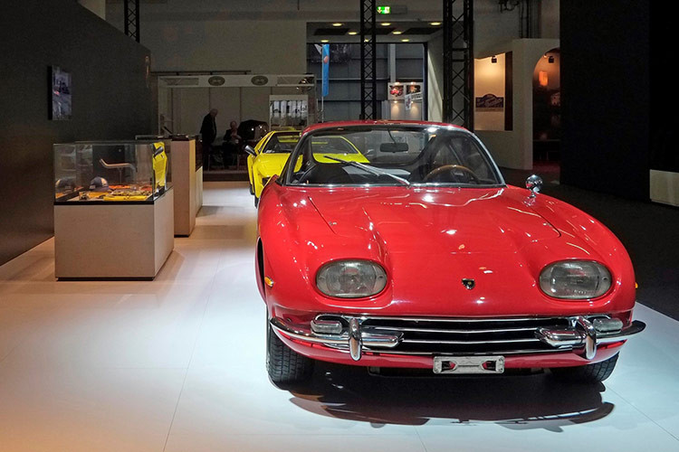 Nhiều hơn 8 chiếc, 120 là số lượng sản xuất của 1 chiếc siêu xe Lamborghini khác, được sản xuất cách đây 6 thế kỷ, và ít ai biết, Minh Nhựa và Lamborghini 350 GT đã từng gặp nhau tại bảo tàng của hãng "siêu bò Ý" và sau đó được tay chơi này chia sẻ lên trên mạng xã hội.