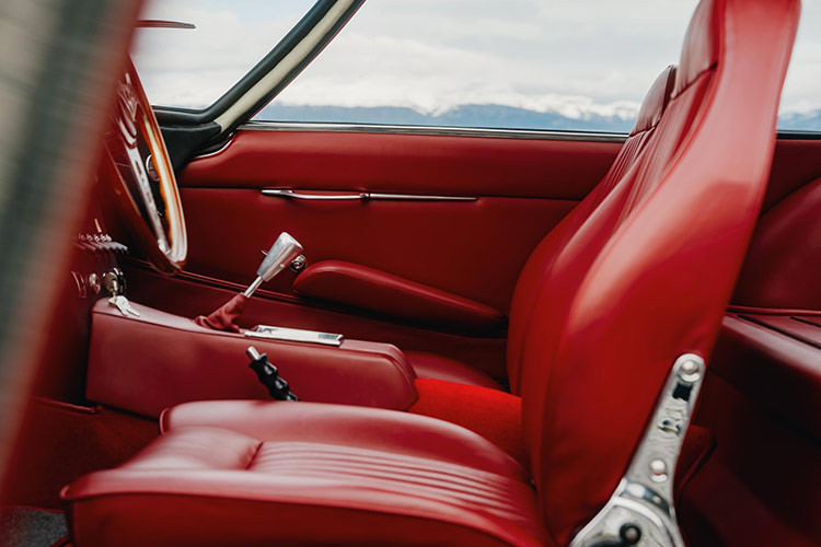 Để trang bị cho chiếc xe thương mại 350GT hãng cho ra một động cơ êm ái, dễ chịu, bền bỉ hơn và có thể "phù hợp với quãng đường 40.000 km giữa các lần bảo dưỡng", Ferruccio đã nhờ Dallara và Wallace điều chỉnh lại một phiên bản của động cơ GTV nguyên mẫu này để sử dụng trên đường phố.