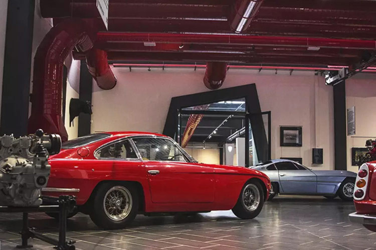 Siêu xe Lamborghini 350 GT chia sẻ một số tính năng với nguyên mẫu 350 GTV, bao gồm hệ thống treo độc lập bốn bánh, động cơ V12, dung tích 3,5 lít 4 cam và thân xe bằng nhôm. Một số sửa đổi và cải tiến về mặt cơ học đã được thực hiện theo đề xuất của xưởng phát triển xe đua Neri và Bonacini cũng như người lái thử Bob Wallace.