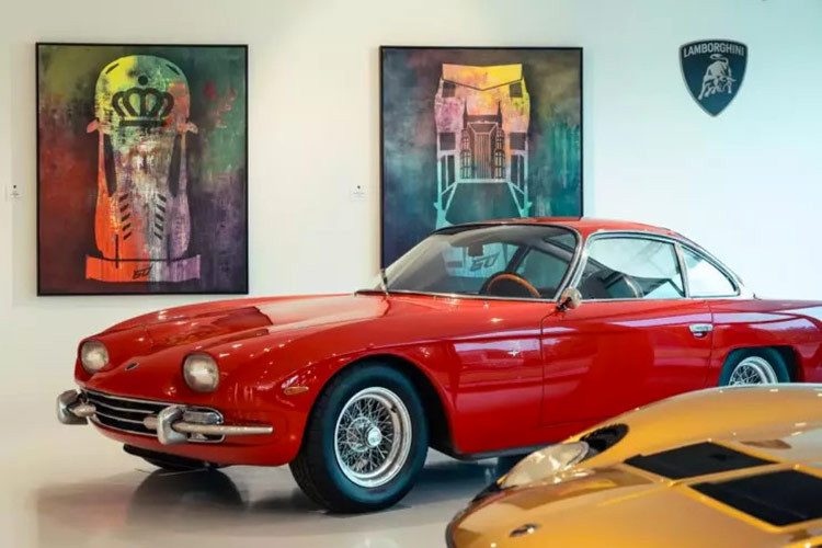 Siêu xe Lamborghini 350 GT là một chiếc Grand Tourer được hãng siêu xe Ý sản xuất từ năm 1964 đến năm 1966, đây cũng chính là chiếc xe sản xuất đầu tiên của hãng xe bò tót. 350 GT ra mắt lần đầu tiên tại Triển lãm Geneva vào tháng 3/1964 và việc sản xuất bắt đầu vào tháng 5 năm sau.