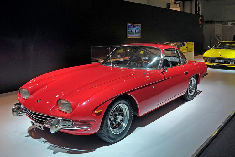 Hình ảnh tay chơi siêu xe Minh Nhựa cười rất tươi khi tạo dáng trước 1 chiếc siêu xe màu đỏ rất lôi cuốn đã khiến dân mạng tò mò danh tính chiếc xe này, và nó đã được sản xuất ra từ 60 năm trước, đang trưng bày trong bảo tàng Lamborghini, đó là dòng xe Lamborghini 350 GT.